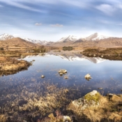 <i class="fa-regular fa-image orange1"></i> O rio Spean nasce no Loch Laggan, em direção oeste, e deságua no rio Lochy, em Gairlochy, no Great Glen (Escócia, Grã-Bretanha). / <em>The River Spean rises in Loch Laggan, flows westward, and empties into the River Lochy at Gairlochy in the Great Glen (Scotland, Great Britain).</em> Edu Moreira - Grã-Bretanha