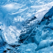 <i class="fa-regular fa-image orange1"></i> 50 Tons de Azul: detalhe de um iceberg na praia vulcânica de Jökulsárlón (Islândia). / <em>50 Shades of Blue: detail of an iceberg on Jökulsárlón volcanic beach (Iceland).</em> Edu Moreira - Islândia