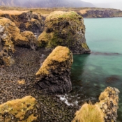 <i class="fa-regular fa-image orange1"></i> Praia em Arnarstapi na península de Snaefellsnes (Islândia). / <em>Beach in Arnarstapi on Snaefellsnes peninsula (Iceland).</em> Edu Moreira - Islândia