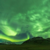 <i class="fa-regular fa-image orange1"></i> Aurora boreal com o Mount Hatta em primeiro plano em Vík 1 (Islândia). / <em>Northern Lights with Mount Hatta in the foreground on Vík 1 (Iceland).</em> Edu Moreira - Islândia