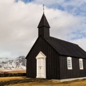 <i class="fa-regular fa-image orange1"></i> Igreja negra em Búdir na península de Snaefellsnes (Islândia). / <em>Black church in Búdir on Snaefellsnes peninsula (Iceland).</em> Edu Moreira - Islândia
