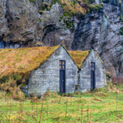 <i class="fa-regular fa-image orange1"></i> Celeiros em Vík (Islândia). / <em>Barns on Vík (Iceland).</em> Edu Moreira - Islândia