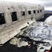 <i class="fa-regular fa-image orange1"></i> Destroços de um DC-3 na praia de Sólheimasandur (Islândia). / <em>Wrecks of a DC-3 on the beach of Sólheimasandur (Iceland).</em> Edu Moreira - Islândia