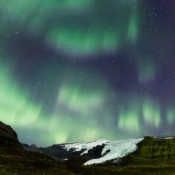 <i class="fa-regular fa-image orange1"></i> Aurora boreal em Falljökull (Islândia). / <em>Northern lights on Falljökull (Iceland).</em> Edu Moreira - Islândia