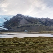 <i class="fa-regular fa-image orange1"></i> Panorama da lagoa glacial Fjallsárlón (Islândia). / <em>Fjallsárlón glacier lagoon panorama (Iceland).</em> Edu Moreira - Islândia