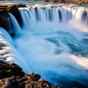 <i class="fa-regular fa-image orange1"></i> Godafoss é uma cachoeira situada na região de Nordurland Eystra (Islândia). / <em>Godafoss is a waterfall situated in the region of Nordurland Eystra (Iceland).</em> Edu Moreira - Islândia
