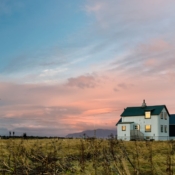 <i class="fa-regular fa-image orange1"></i> Farol de Grótta em Reykjavík, a capital islandesa (Islândia). / <em>Grótta lighthouse in Reykjavík, the Icelandic capital (Iceland).</em> Edu Moreira - Islândia