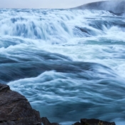 <i class="fa-regular fa-image orange1"></i> As águas da cachoeira de Gullfoss são do Rio Hvítá, proveniente do glaciar Langjökull (Islândia). / <em>The waters of the Gullfoss waterfall are from the Hvítá River, coming from the Langjökull Glacier (Iceland).</em> Edu Moreira - Islândia