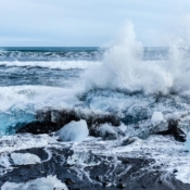 <i class="fa-regular fa-image orange1"></i> Praia vulcânica de Jökulsárlón (Islândia). / <em>Jökulsárlón volcanic beach (Iceland).</em> Edu Moreira - Islândia
