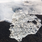 <i class="fa-regular fa-image orange1"></i> Detalhe de bloco de gelo na praia vulcânica de Jökulsárlón 1 (Islândia). / <em>Detail of an ice chunk in Jökulsárlón volcanic beach 1 (Iceland).</em> Edu Moreira - Islândia