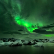<i class="fa-regular fa-image orange1"></i> Aurora boreal com a lagoa glacial de Jökulsárlón em primeiro plano (Islândia). / <em> Northern boreal with Jökulsárlón glacial lagoon in the foreground (Iceland).</em> Edu Moreira - Islândia