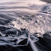 <i class="fa-regular fa-image orange1"></i> Detalhe de bloco de gelo na praia vulcânica de Jökulsárlón 2 (Islândia). / <em>Detail of an ice chunk in Jökulsárlón volcanic beach 2 (Iceland).</em> Edu Moreira - Islândia