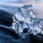 <i class="fa-regular fa-image orange1"></i> Detalhe de bloco de gelo na praia vulcânica de Jökulsárlón 3 (Islândia). / <em>Detail of an ice chunk in Jökulsárlón volcanic beach 3 (Iceland).</em> Edu Moreira - Islândia