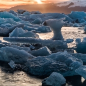 <i class="fa-regular fa-image orange1"></i> Icebergs na lagoa glacial de Jökulsárlón (Islândia). / Icebergs in Jökulsárlón glacier lagoon (Iceland).</em> Edu Moreira - Islândia