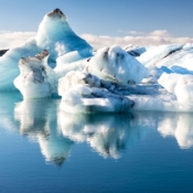 <i class="fa-regular fa-image orange1"></i> Reflexo de icebergs na lagoa glacial de Jökulsárlón (Islândia). / <em>Icebergs reflection on Jökulsárlón glacier lagoon (Iceland).</em> Edu Moreira - Islândia