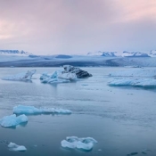 <i class="fa-regular fa-image orange1"></i> Panorama da lagoa glacial de Jökulsárlón (Islândia). / <em>Panorama of Jökulsárlón glacier lagoon (Iceland).</em> Edu Moreira - Islândia
