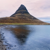 <i class="fa-regular fa-image orange1"></i> Kirkjufell é uma montanha de 463 m de altura na península de Snaefellsnes 1 (Islândia). / <em>Kirkjufell is a 463m high mountain on the Snaefellsnes península 1 (Iceland).</em> Edu Moreira - Islândia