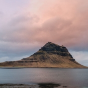 <i class="fa-regular fa-image orange1"></i> Kirkjufell é uma montanha de 463 m de altura na península de Snaefellsnes 2 (Islândia). / <em>Kirkjufell is a 463m high mountain on the Snaefellsnes península 2 (Iceland).</em> Edu Moreira - Islândia