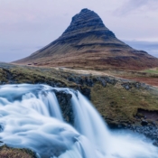 <i class="fa-regular fa-image orange1"></i> Kirkjufellsfoss é uma cachoeira curta ao lado do Monte Kirkjufell na península de Snaefellsnes (Islândia). / <em>Kirkjufellsfoss is a short waterfall next to Mount Kirkjufell on the Snaefellsnes peninsula (Iceland).</em> Edu Moreira - Islândia