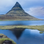 <i class="fa-regular fa-image orange1"></i> Kirkjufell - em islandês significa Montanha da Igreja - está localizada na península de Snaefellsnes (Islândia). / <em>Kirkjufell - in Icelandic means Church Mountain - is located on the peninsula of Snaefellsnes (Iceland).</em> Edu Moreira - Islândia