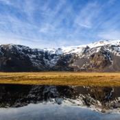 <i class="fa-regular fa-image orange1"></i> Reflexo da geleira Kviárjökull (Islândia). / <em>Reflection of the Kviárjökull Glacier (Iceland).</em> Edu Moreira - Islândia