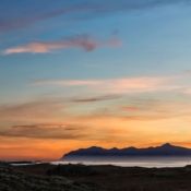 <i class="fa-regular fa-image orange1"></i> Pôr de sol na costa de Laejavík (Islândia). / <em>Sunset on Laejavík coast (Iceland).</em> Edu Moreira - Islândia