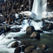 <i class="fa-regular fa-image orange1"></i> Öxarárfoss é uma cachoeira no Parque Nacional Pingvellir (Islândia). / <em>Öxarárfoss is a waterfall in Pingvellir National Park (Iceland).</em> Edu Moreira - Islândia