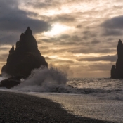 <i class="fa-regular fa-image orange1"></i> Nascer do sol em Reynisdrangar, rochas de basalto ao longo do litoral de Vík (Islândia). / <em>Sunrise on Reynisdrangar, basalt rocks along the coast of Vík (Iceland).</em> Edu Moreira - Islândia