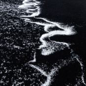 <i class="fa-regular fa-image orange1"></i> Granizo sobre a areia vulcânica da praia de Reynisfjara em Vík (Islândia). / <em>Hailstorm on the volcanic sand of Reynisfjara beach in Vík (Iceland).</em> Edu Moreira - Islândia