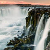 <i class="fa-regular fa-image orange1"></i> Selfoss é uma cachoeira no rio Jökulsá á Fjöllum (Islândia). / <em>Selfoss is a waterfall on the river Jökulsá á Fjöllum (Iceland).</em> Edu Moreira - Islândia