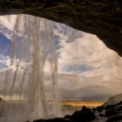 <i class="fa-regular fa-image orange1"></i> Seljalandsfoss é uma das cachoeiras mais visitadas, localizada perto da Ring Road (Islândia). / <em>Seljalandsfoss is one of the most visited waterfalls, located near the Ring Road (Iceland).</em> Edu Moreira - Islândia
