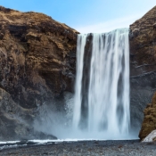 <i class="fa-regular fa-image orange1"></i> Skógafoss é uma cachoeira situada no rio Skógá (Islândia). / <em>Skógafoss is a waterfall situated on the Skógá River (Iceland).</em> Edu Moreira - Islândia