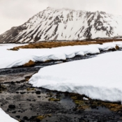 <i class="fa-regular fa-image orange1"></i> O parque nacional de Snaefellsjökull encontra-se na parte mais ocidental da península de Snaefellsnes e cobre 170 quilômetros quadrados (Islândia). / <em>Snaefellsjökull National Park lies in the westernmost part of Snaefellsnes peninsula and covers 170 square kilometres (Iceland).</em> Edu Moreira - Islândia