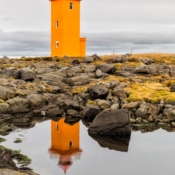 <i class="fa-regular fa-image orange1"></i> Um dos mais pitorescos faróis é o pequeno Stafnesviti, localizado em Stafnes, na península de Reykjanes (Islândia). / <em>One of the more picturesque lighthouses is the small Stafnesviti, located at Stafnes in the Reykjanes peninsula (Iceland).</em> Edu Moreira - Islândia