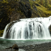 <i class="fa-regular fa-image orange1"></i> Stjórnarfoss é uma cachoeira pequena - mas muito cênica - formada no Rio Stjórn, perto da cidade de Kirkjubaejarklaustur (Islândia). / <em>Stjórnarfoss is a small - but very scenic - waterfall formed on the Stjorn River near the town of Kirkjubaejarklaustur (Iceland).</em> Edu Moreira - Islândia