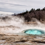 <i class="fa-regular fa-image orange1"></i> Strokkur é um gêiser localizado próximo do Rio Hvítá, na área geotermal de Haukadalur 1 (Islândia). / <em>Strokkur is a geyser located near the Hvítá River in the geothermal area of Haukadalur 1 (Iceland).</em> Edu Moreira - Islândia