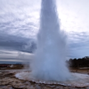 <i class="fa-regular fa-image orange1"></i> Strokkur é um gêiser localizado próximo do Rio Hvítá, na área geotermal de Haukadalur 2 (Islândia). / <em>Strokkur is a geyser located near the Hvítá River in the geothermal area of Haukadalur 2 (Iceland).</em> Edu Moreira - Islândia