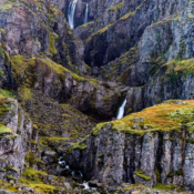 <i class="fa-regular fa-image orange1"></i> Cachoeiras próximas a Sudurfjardarvegur (Islândia). / <em>Waterfalls near Sudurfjardarvegur (Iceland).</em> Edu Moreira - Islândia