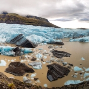 <i class="fa-regular fa-image orange1"></i> Panorama da geleira Svínafellsjökull (Islândia). / <em>Svínafellsjökull glacier panorama (Iceland).</em> Edu Moreira - Islândia