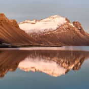 <i class="fa-regular fa-image orange1"></i> Reflexo da Vestrahorn, montanha localizada na península de Stokksnes (Islândia). / <em>Reflection of the Vestrahorn, mountain located on the Stokksnes peninsula (Iceland).</em> Edu Moreira - Islândia