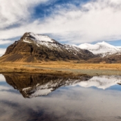<i class="fa-regular fa-image orange1"></i> Reflexo da Vestrahorn, uma das montanhas mais fotografadas da ilha (Islândia). / <em>Reflection of the Vestrahorn, one of the most photographed mountains on the island (Iceland).</em> Edu Moreira - Islândia