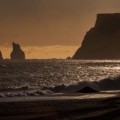 <i class="fa-regular fa-image orange1"></i> Nascer do sol em Reynisdrangar, rochas de basalto ao longo do litoral de Vík 2 (Islândia). / <em>Sunrise on Reynisdrangar, basalt rocks along the coast of Vík 2 (Iceland).</em> Edu Moreira - Islândia