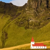 <i class="fa-regular fa-image orange1"></i> Igreja em Vík, uma pequena localidade do sul da Islândia, na região de Sudurland (Islândia). / <em>Church in Vík, a small town in southern Iceland, in the region of Sudurland (Iceland).</em> Edu Moreira - Islândia
