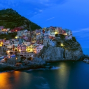 <i class="fa-regular fa-image orange1"></i> Anoitecer em Manarola (La Spezia, Ligúria, Itália) - 20 segundos de exposição / <em>Night falls over Manarola (La Spezia, Liguria, Italy) - 20 seconds of exposure</em> Edu Moreira - Itália
