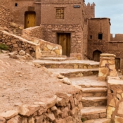 <i class="fa-regular fa-image orange1"></i> Escadaria na cidade fortificada (Aït-Ben-Haddou, Marrocos). / <em>Stair way in the fortified city (Aït-Ben-Haddou, Morocco).</em> Edu Moreira - Marrocos