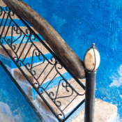 <i class="fa-regular fa-image orange1"></i> Detalhe de uma escadaria (Chefchaouen, Marrocos). / <em>Detail of a stair way (Chefchaouen, Morocco).</em> Edu Moreira - Marrocos
