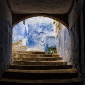 <i class="fa-regular fa-image orange1"></i> Degraus (Chefchaouen, Marrocos). / <em>Stairs (Chefchaouen, Morocco).</em> Edu Moreira - Marrocos