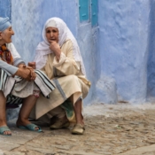 <i class="fa-regular fa-image orange1"></i> Senhoras conversando (Chefchaouen, Marrocos). / <em>Old ladies chating (Chefchaouen, Morocco).</em> Edu Moreira - Marrocos