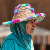 <i class="fa-regular fa-image orange1"></i> Senhora berbere (Chefchaouen, Marrocos). / <em>Berber lady (Chefchaouen, Morocco).</em> Edu Moreira - Marrocos