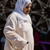 <i class="fa-regular fa-image orange1"></i> Senhora muçulmana (Chefchaouen, Marrocos). / <em>Old muslim lady (Chefchaouen, Morocco).</em> Edu Moreira - Marrocos